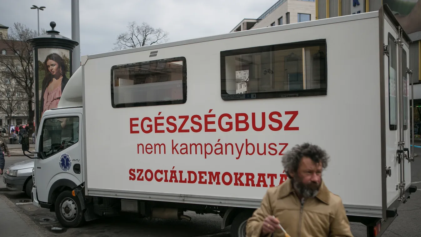 Schmuck Andor mozgó egészségautót ad át a Blahán, egészségbusz, szociáldemokraták 