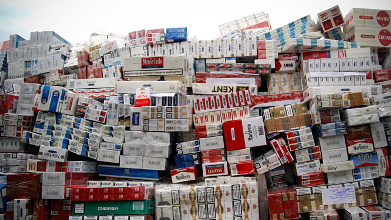 dohánytermék, csempészáru, megsemmisítésre váró cigaretták egy szegedi cég telephelyén 