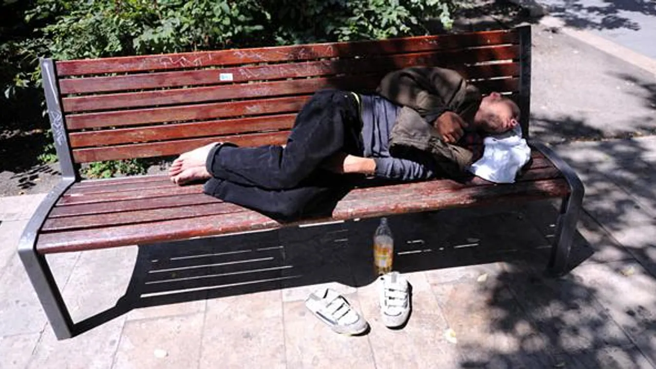 hajléktalanok, hajléktalanság, budapest, lakhatás, Hajléktalan férfi az Erzsébet téren. 