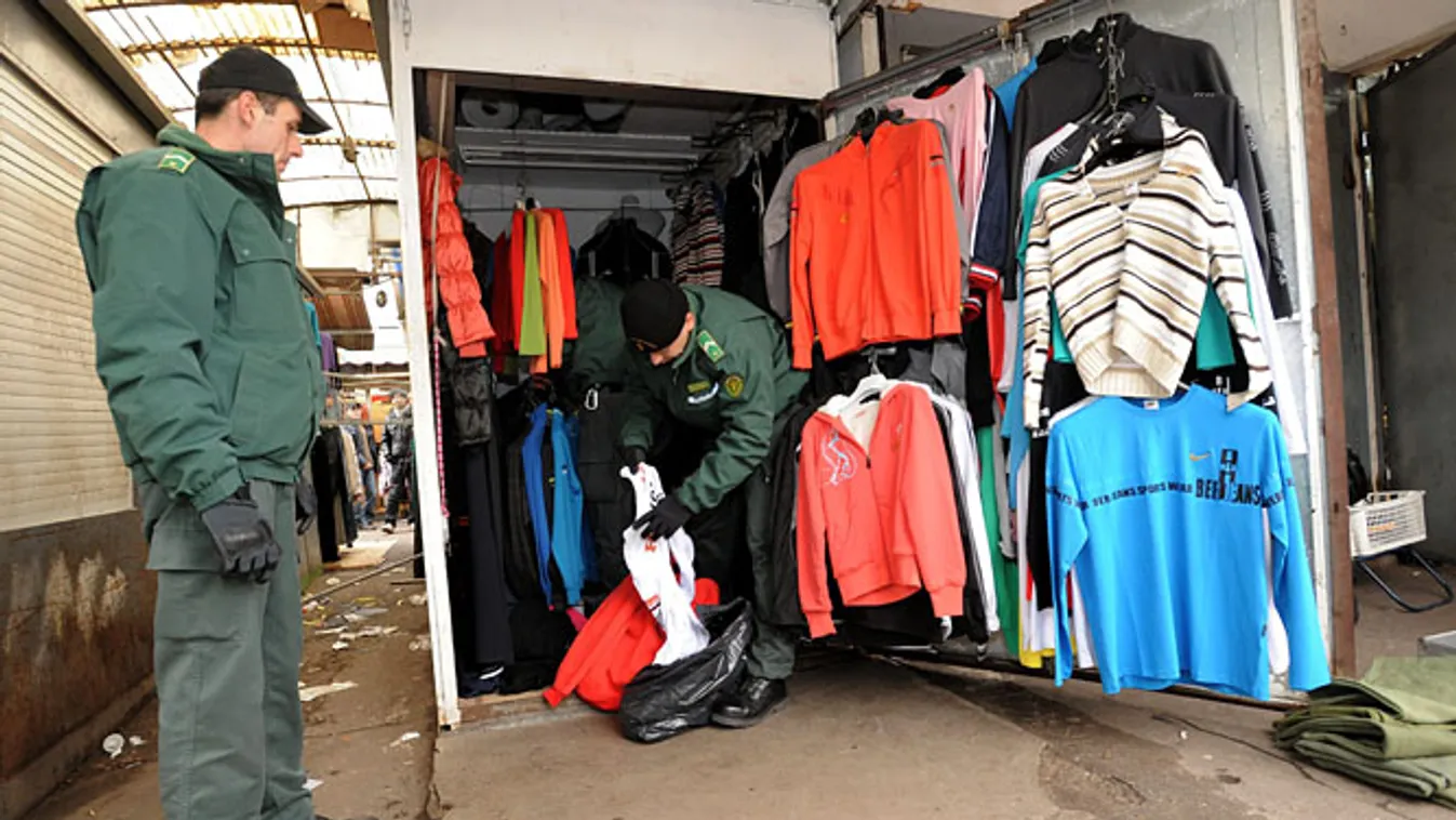 Józsefváros, A Vám- és Pénzügyőrség munkatársai ellenőriznek egy ruhákat tartalmazó konténert a józsefvárosi piacon