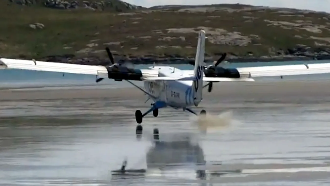 Egy repülő leszáll a skóciai Barra Island repterén, kép a videóból
