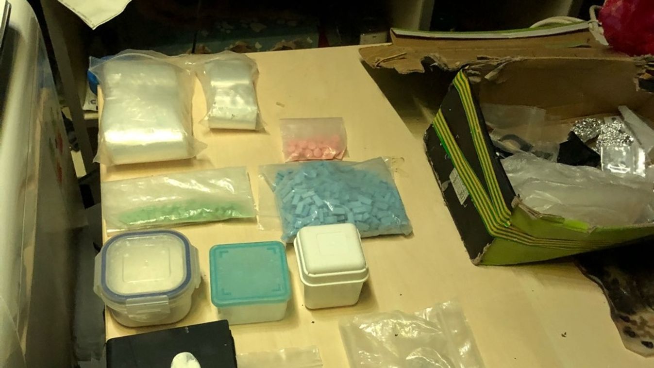 Kábítószer-kereskedelem miatt tartottak házkutatást egy sóskúti családi házban a budaörsi rendőrök. 