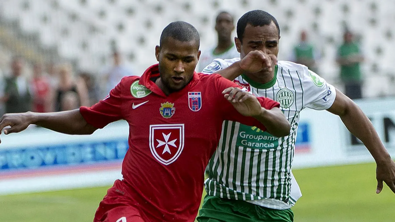 A Videoton játékosa, Paulo Vinicius (b) és Leonardo Santiago (FTC) a labdarúgó OTP Bank Liga 25. fordulójában