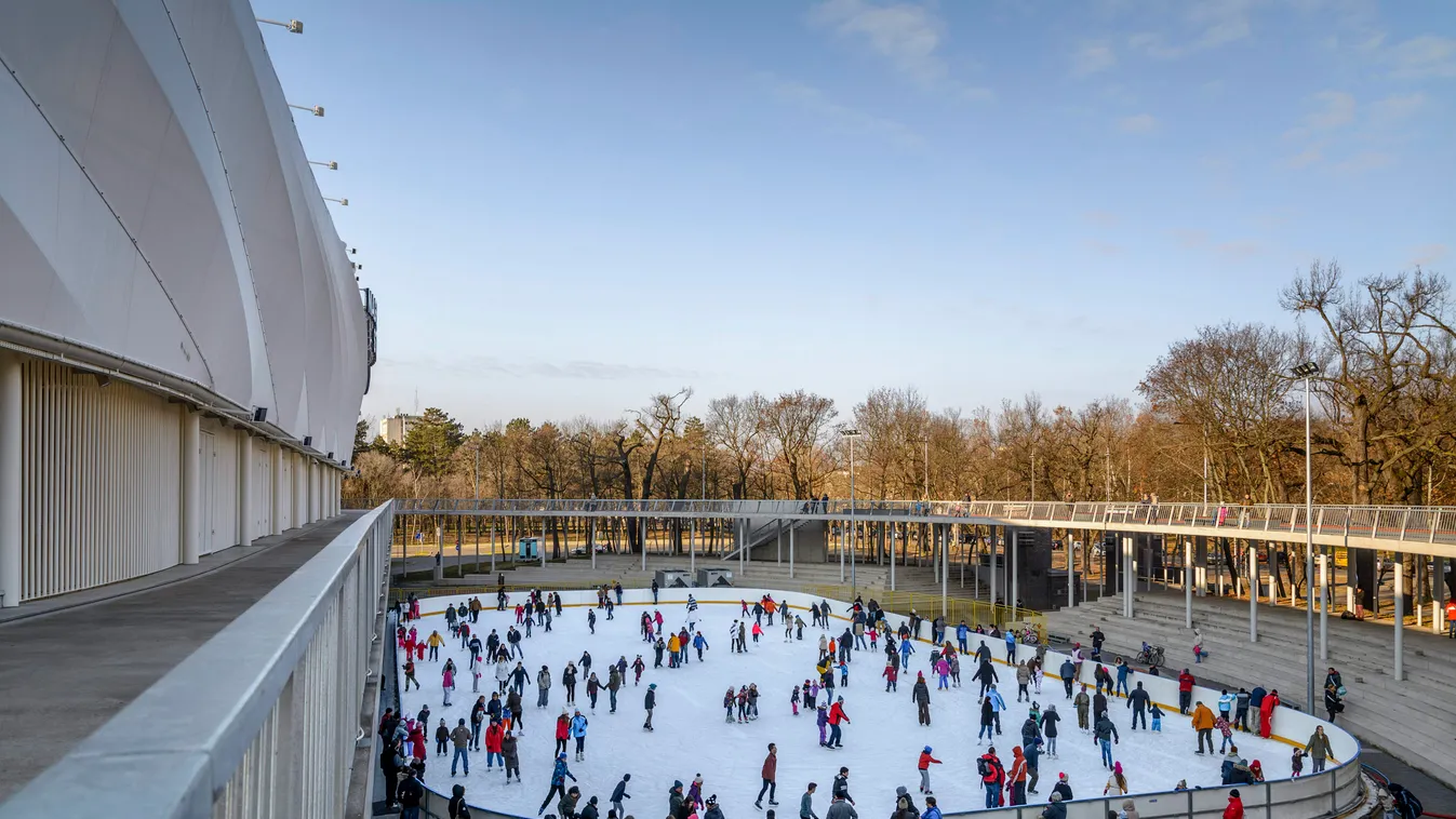 Debrecen, 2014. december 27.
Korcsolyázók a debreceni Nagyerdei Stadion északi kapujánál létesített mobil műjégpályán 2014. december 27-én. Az 1624 négyzetméter jégfelületű pályát jövő év márciusáig lehet használni.
MTI Fotó: Czeglédi Zsolt 