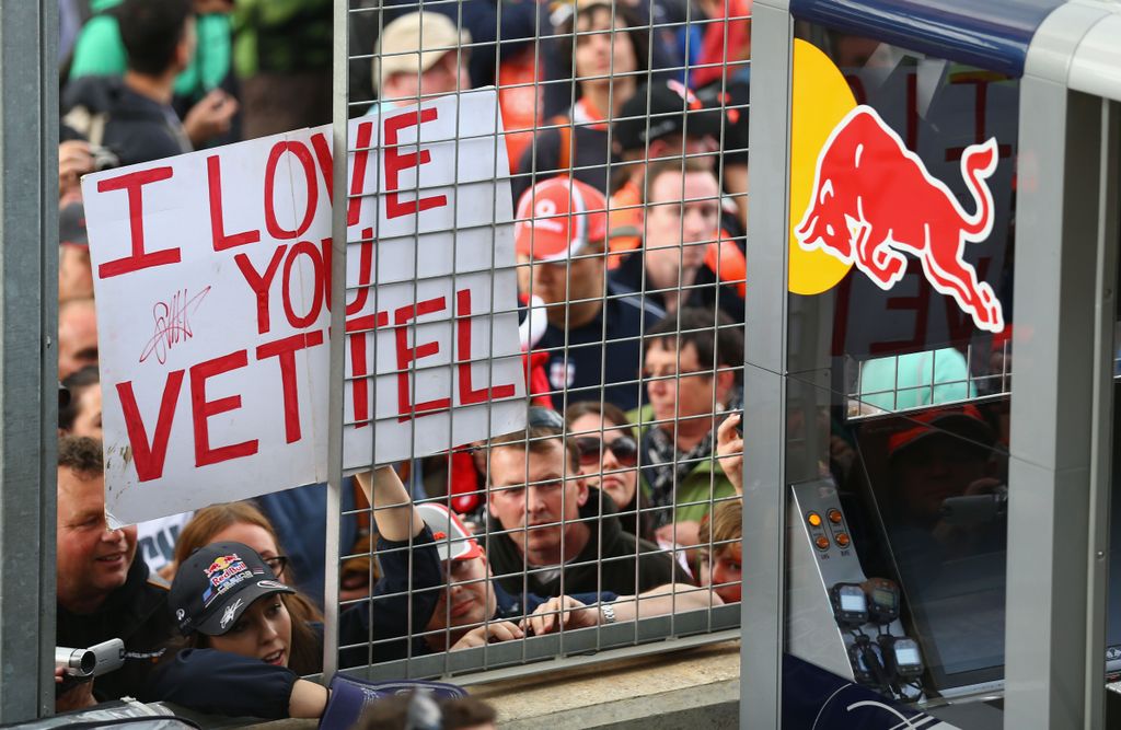 Forma-1, Brit Nagydíj, Silverstone, drukkerek, 2012, Sebastian Vettel, Red Bull 