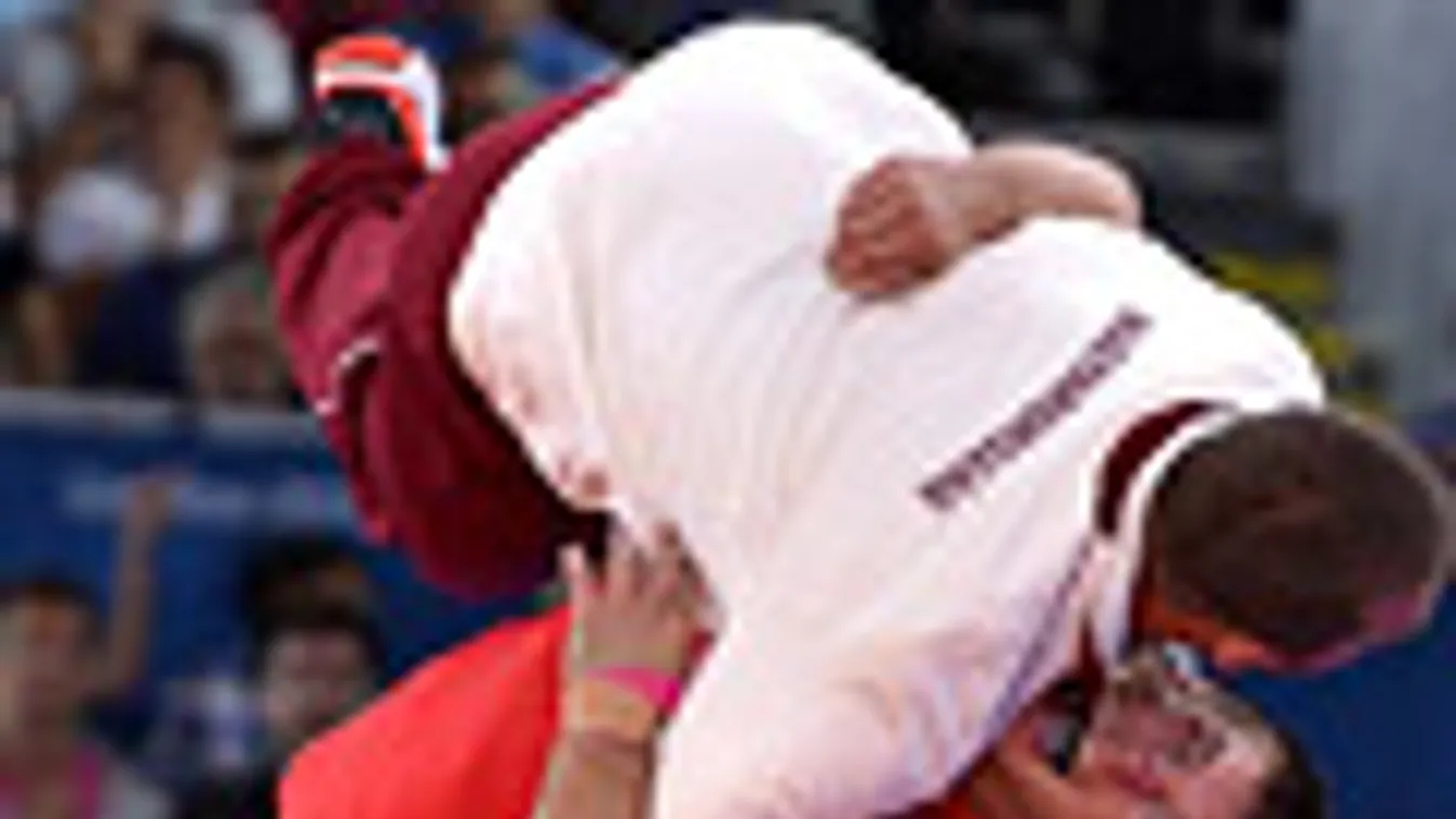 London 2012, olimpia, Lőrincz Tamás eldobja Takács Ferenc edzőt, miután - legyőzve a grúz Manuhar Tszhadaját a férfi kötöttfogású birkózók 66 kg-os súlycsoportjának elődöntőjében