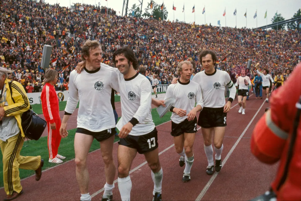 Gerd Müller, egykori világ- és Európa bajnok német válogatott labdarúgó, akit minden idők egyik legjobb támadójának tartanak. 
  Football legend Gerd MUELLER died at the age of 75. Germany-Holland 2-1 aktuellsport Horizontal 