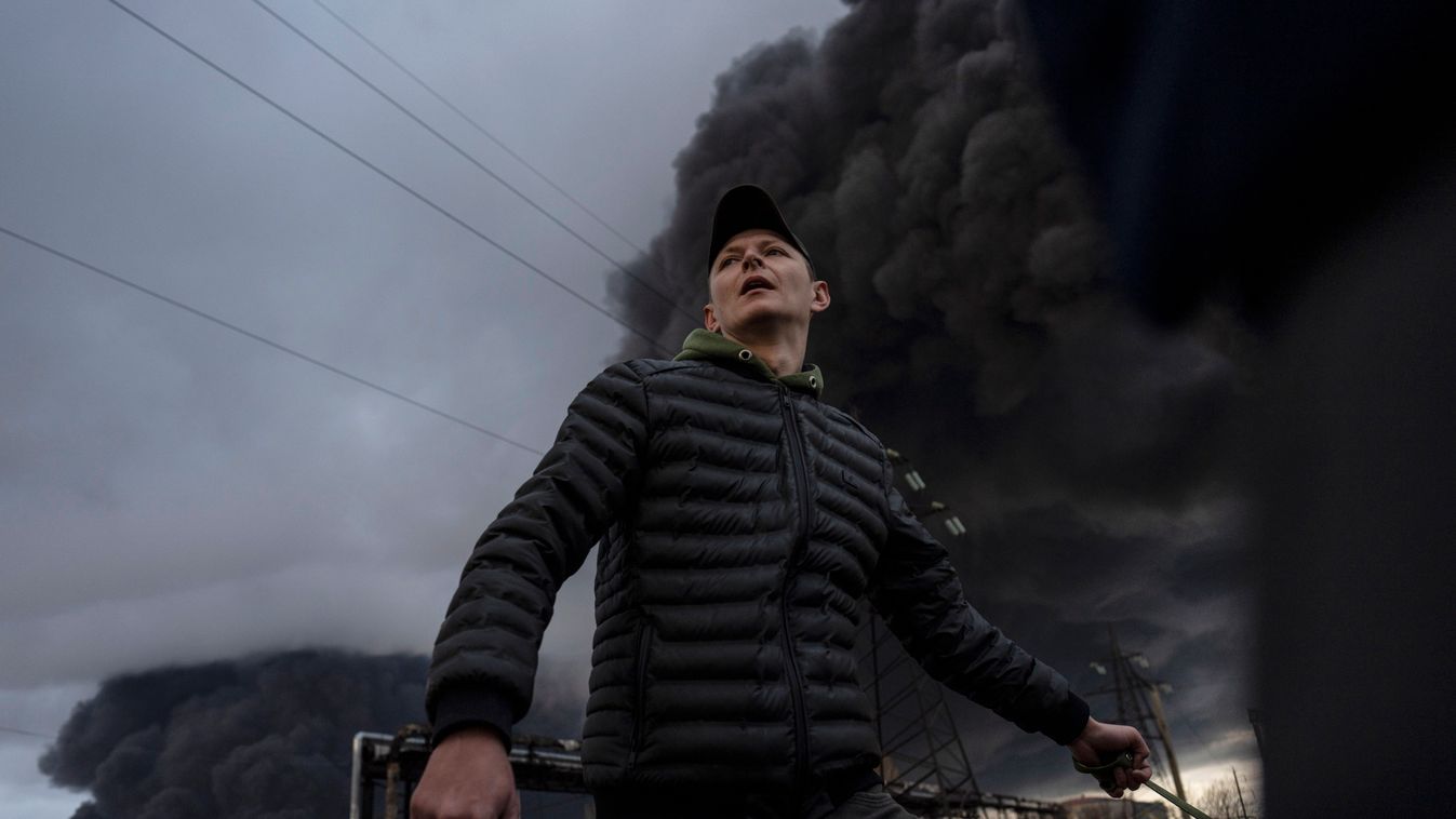Odessza, 2022. április 3.
Sűrű, fekete füstoszlopok szállnak a magasba az orosz rakétacsapásokat követően a Fekete-tenger partján fekvő Odessza kikötővárosból 2022. április 3-án.
MTI/AP/Pétrosz Jannakurisz 