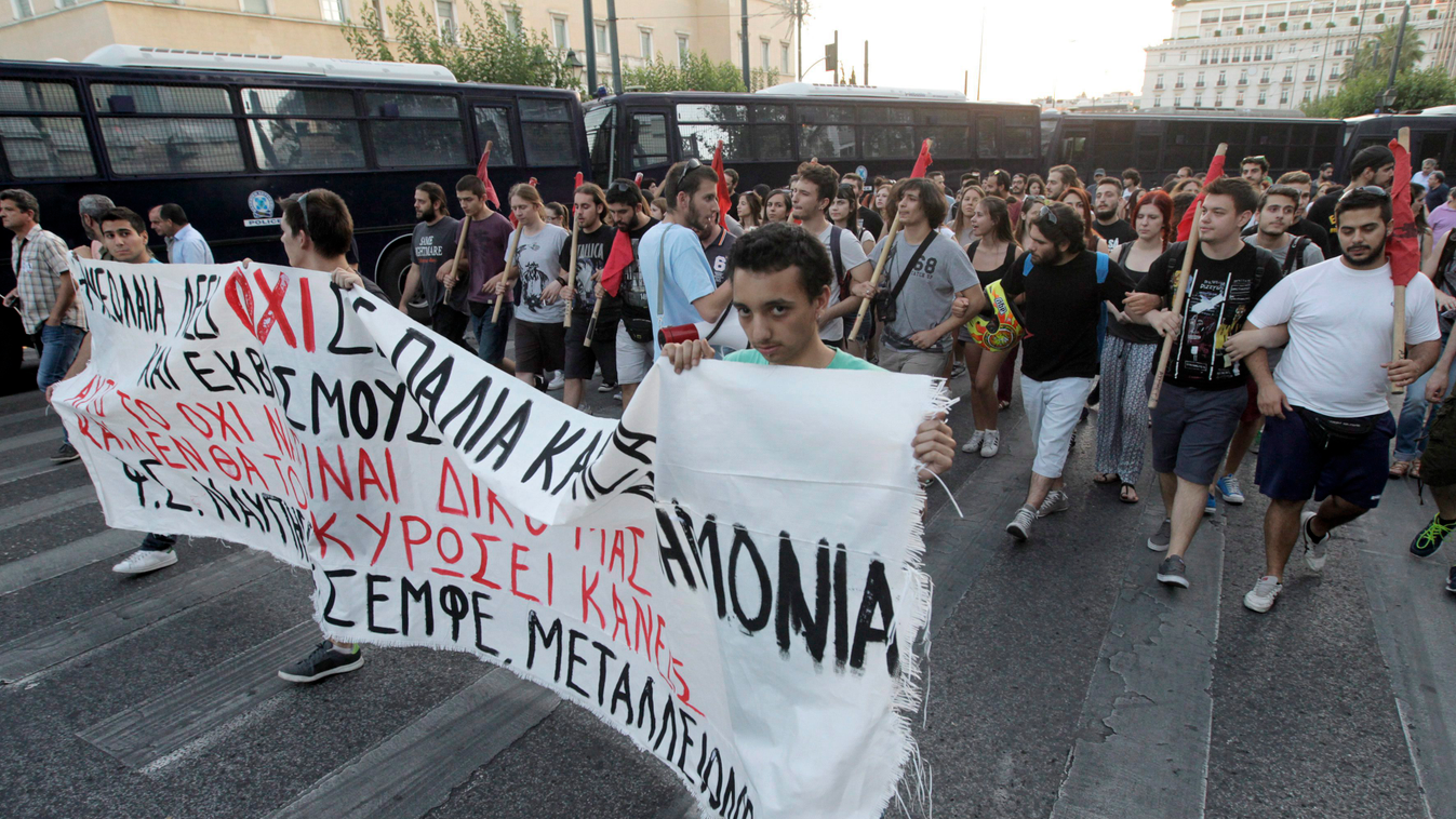 Athén, 2015. július 2.
A görög szélsőbaloldali és EU-ellenes ANTARSYA párt tagjai és támogatói transzparensekkel mennek a parlament athéni épülete elé, a Szintagma térre 2015. július 2-án, három nappal a Görögország nemzetközi hitelprogramjáról tartandó n