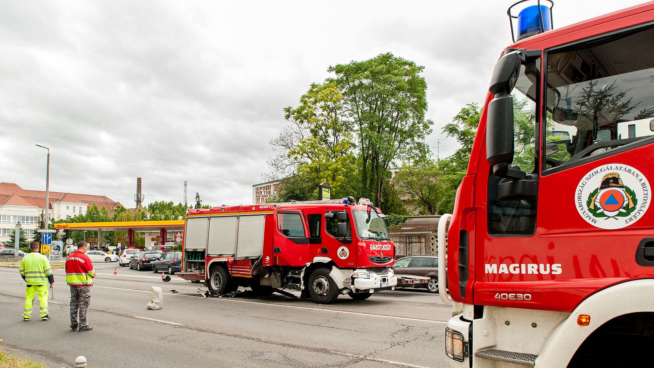 Összetört tűzoltóautó Győrben, ahol a gépjármű összeütközött egy személyautóval 2016. július 14-én. A megkülönböztető jelzést használó gépjármű vezetője és az autó sofőrje a balesetben megsérült. A tűzoltóautó a vasúti sínekhez tartott, 