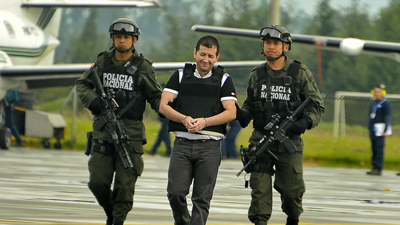Daniel Barrera, El Loco, Őrült, Barrerát rendőrök kísérik Bogotában az Egyesült Államoknak való kiadatása előtt, 2013. július 9-én