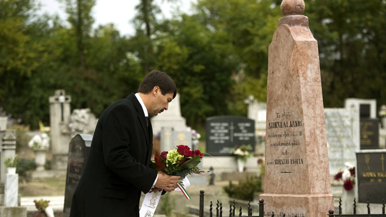 Áder János köztársasági elnök virágot helyez el Manszbarth Antal és Szikszay János sírjánál az 1848-49-es forradalom és szabadságharc évfordulóján, az aradi vértanúk emléknapján a nagyigmándi temetőben