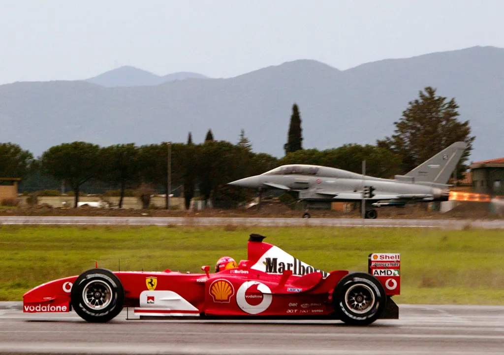 Egy gyorsulási versenyen 2003-ban. A Ferrarinak 600 méter után már nem volt esélye az olasz légierő Eurofighter Typhoon vadászrepülőgépe ellen
