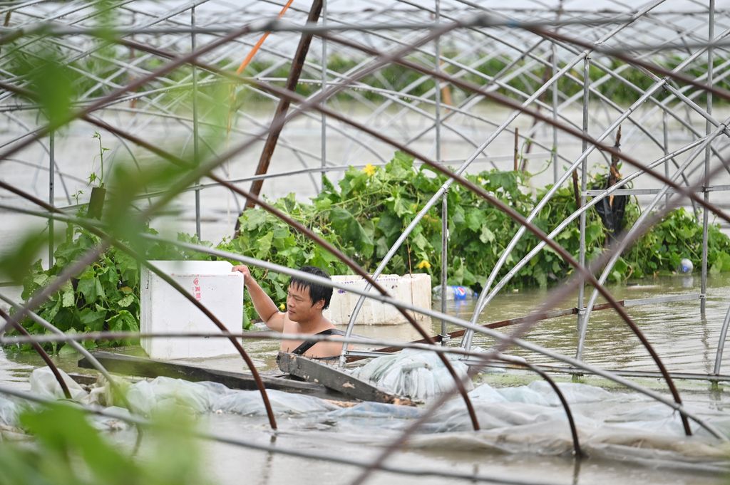 Vízzel teli lakások, kidőlt fák és hatalmas szél - ezek a legfrissebb képek a kínai áradásról 