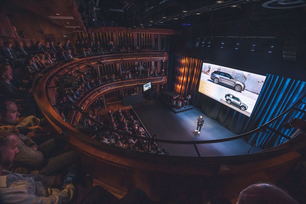 A Land Rover a londoni Royal Opera House-ban kedden este tartott leplezte le a vadonatúj Range Rovert, amely a márka új, elektrifikált korszakának első modellje 