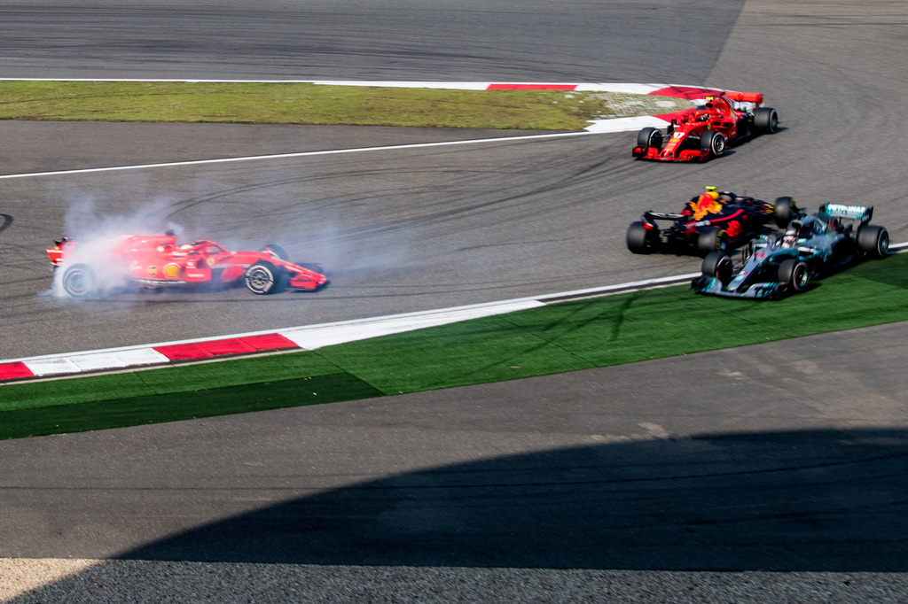 A Forma-1-es Kínai Nagydíj, Max Verstappen (Red Bull Racing) és Sebastian Vettel (Scuderia Ferrari) balesete 