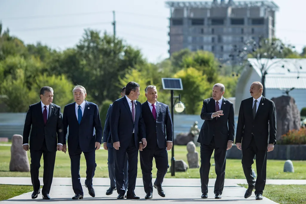 Csolpon-Ata, 2018. szeptember 3.Savkat Mirzijojev üzbég (b), Nurszultán Nazarbajev kazah (b2), Szooronbaj Zseenbekov kirgiz (b3), Recep Tayyip Erdogan török (j2) és Ilham Alijev azeri elnök (j), valamin Orbán Viktor miniszterelnök (b4) a türk nyelvű állam