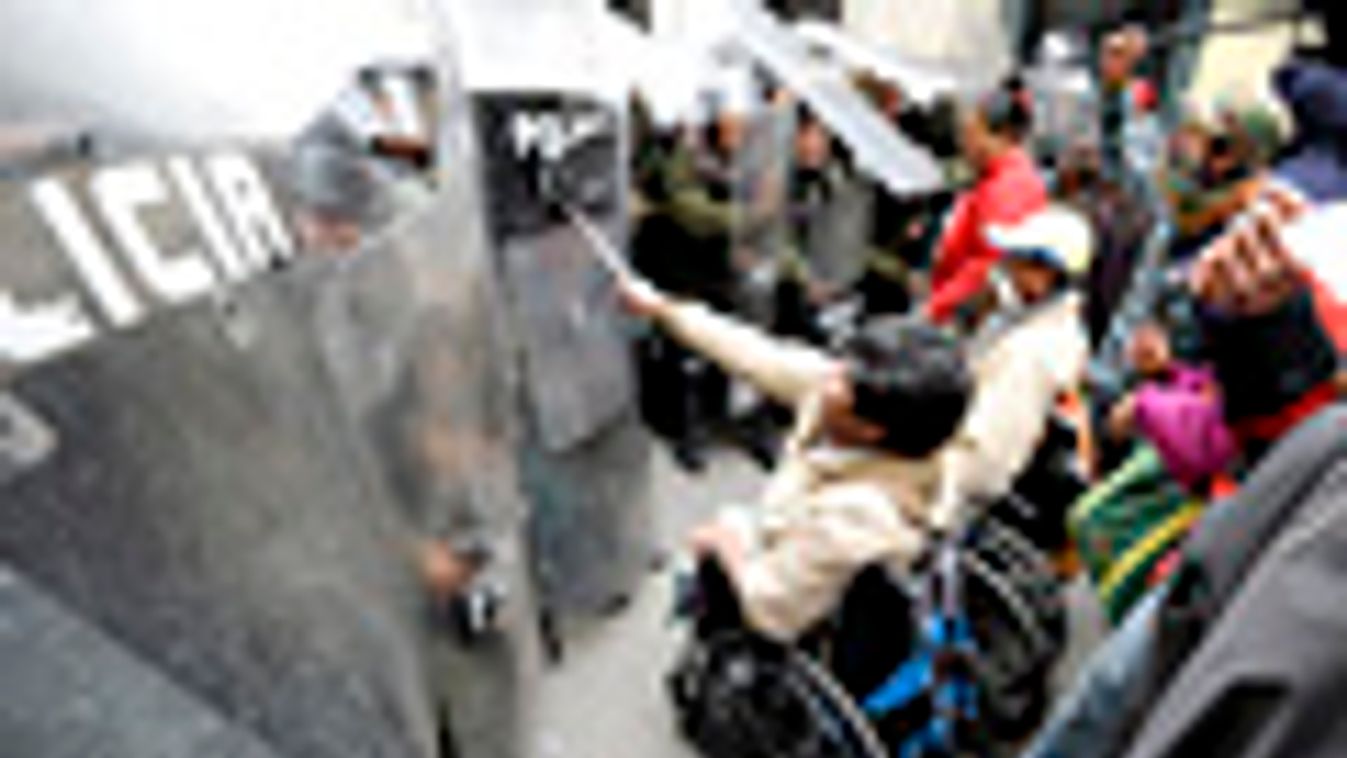 Kerekesszékes tüntetők csapnak össze a rendőrökkel Bolíviában, La Paz