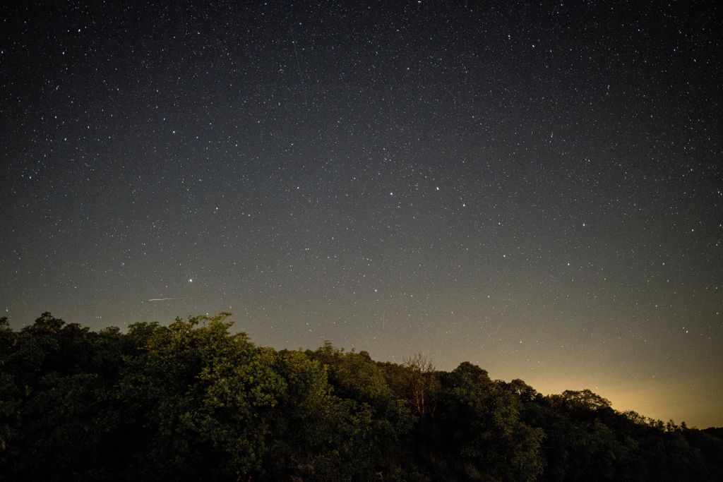 Villány, 2020. augusztus 13.
Az egyik legismertebb, sűrű csillaghullást előidéző meteorraj, a Perseidák egyik tagja (lent, b) Villány felől fotózva 2018. augusztus 12-én.
MTI/Sóki Tamás 