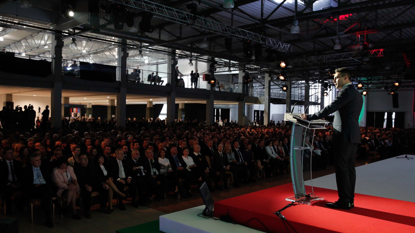 Budaörs, 2016. január 30.
Vona Gábor, a Jobbik elnök-frakcióvezetője beszédet mond a párt évértékelő rendezvényén Budaörsön 2016. január 30-án. 