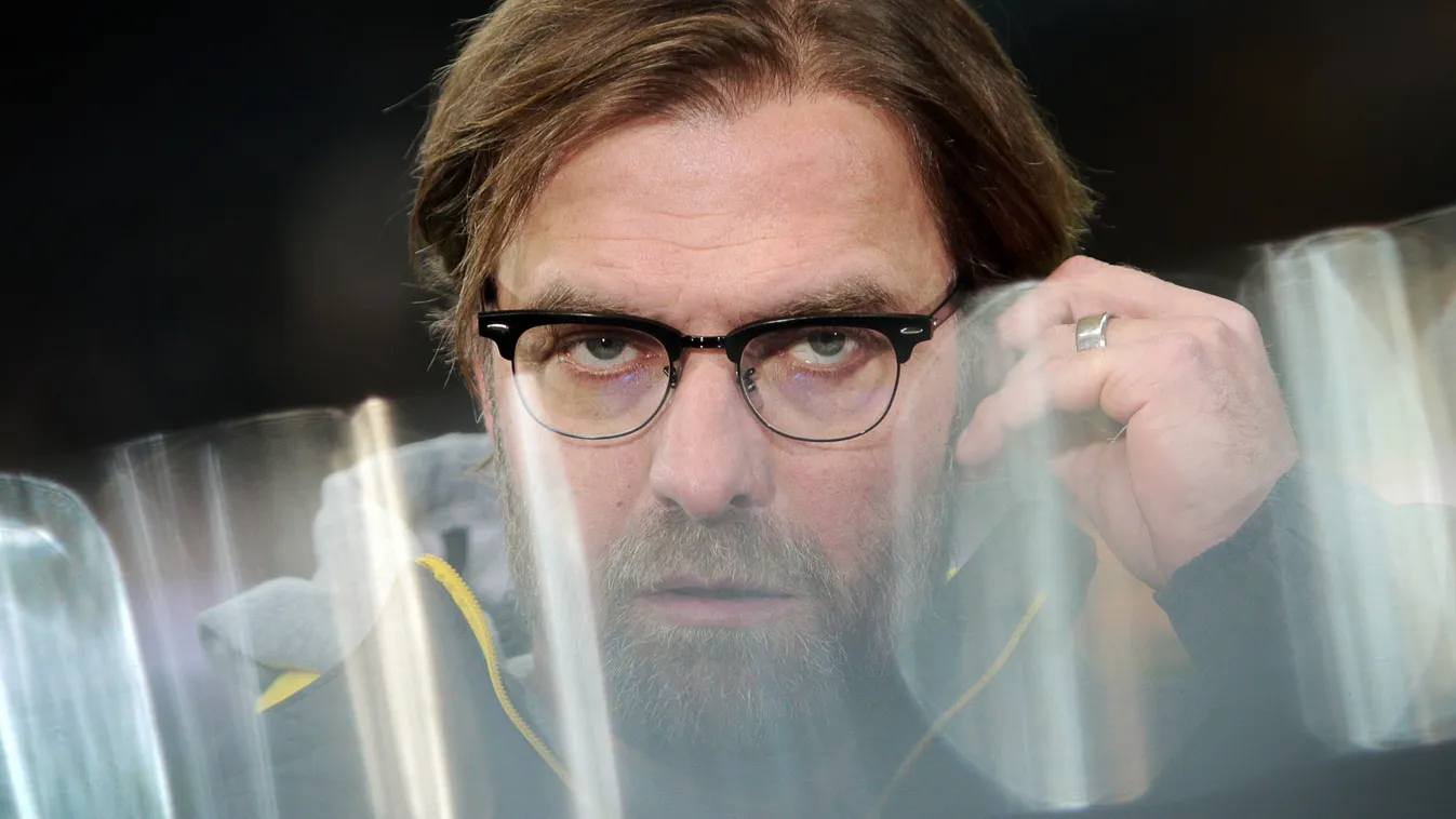 Dortmund's head coach Juergen Klopp looks on ahead of the German first division Bundesliga football match Eintracht Frankfurt vs Borussia Dortmund in Frankfurt am Main, central Germany, on November 30, 2014.      AFP PHOTO / DPA/ FREDRIK VON ERICHSEN   GE