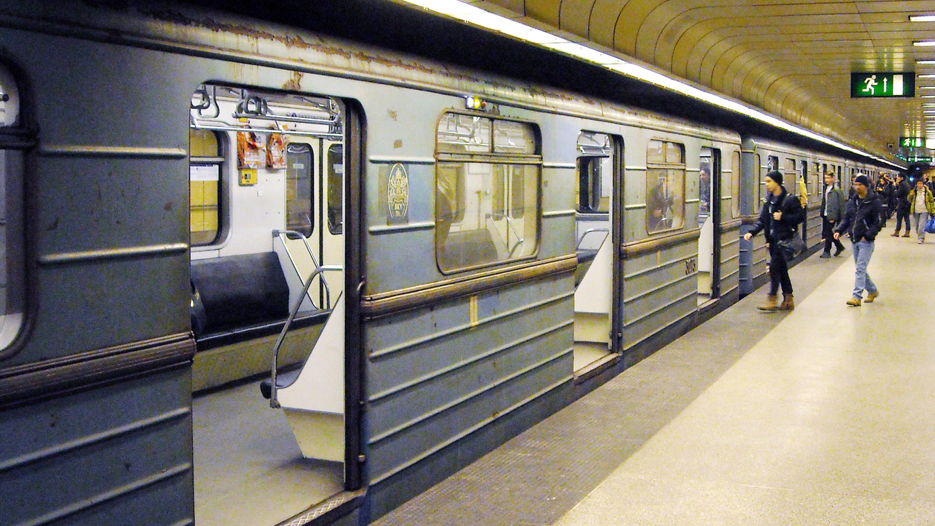 M3-as metróvonal KÖZLEKEDÉSI ESZKÖZ KÖZLEKEDÉSI LÉTESÍTMÉNY mélyállomás metró metróállomás metrószerelvény 