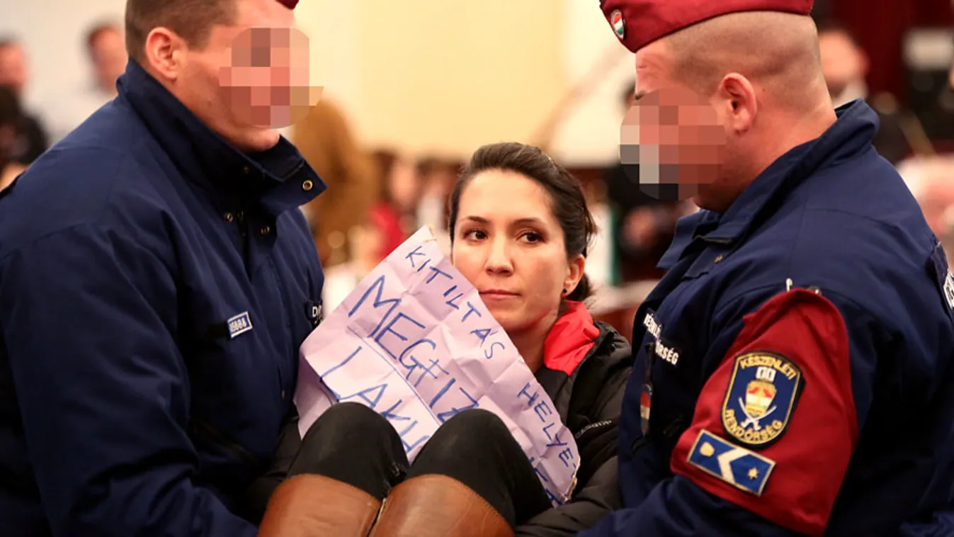 Tüntetés a fővárosi közgyűlésen a hajléktalanokat sújtó intézkedések ellen 