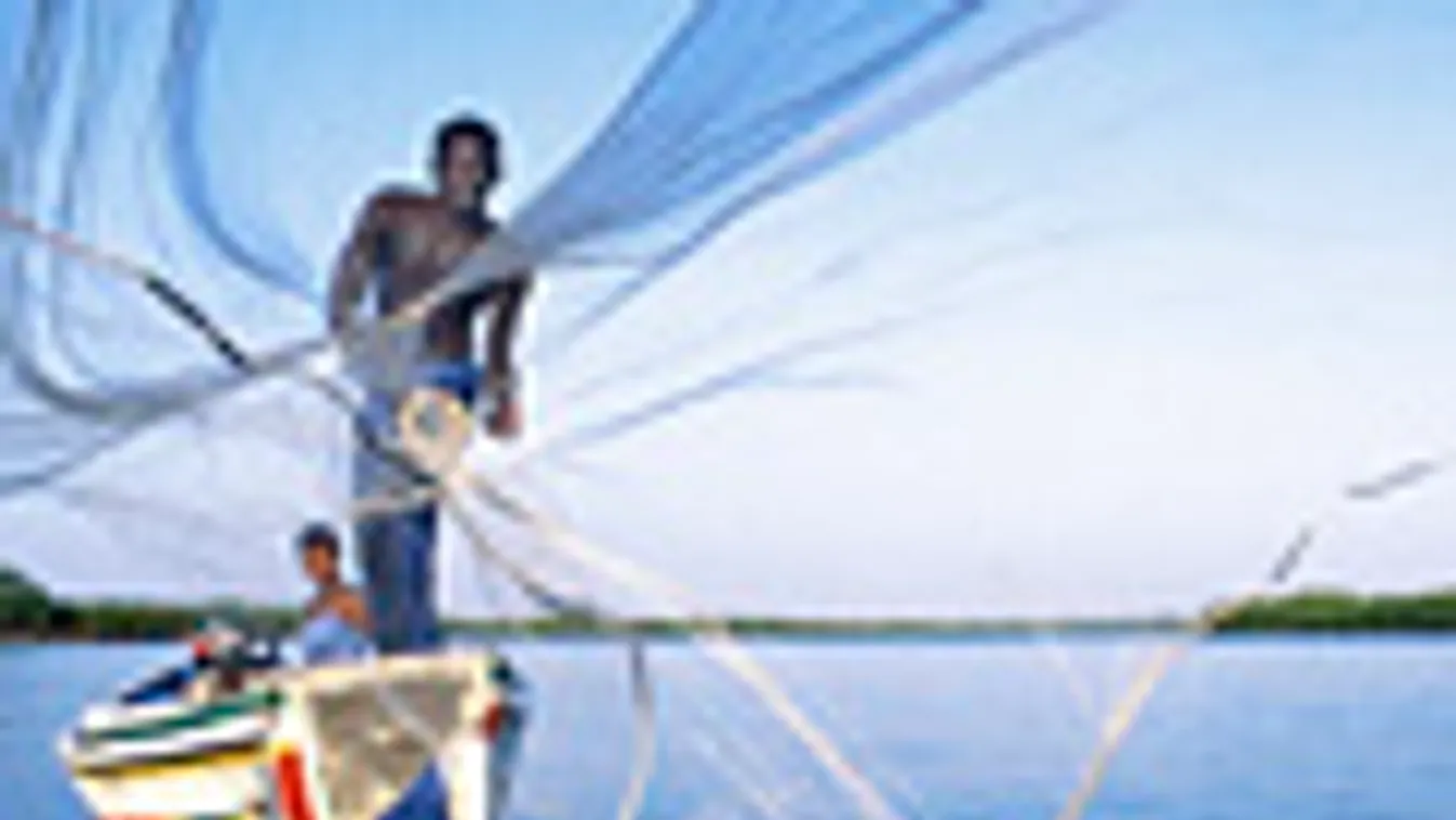 vonóhálós halászat, halászhajó, szenegáli halász kiveti hálóját 