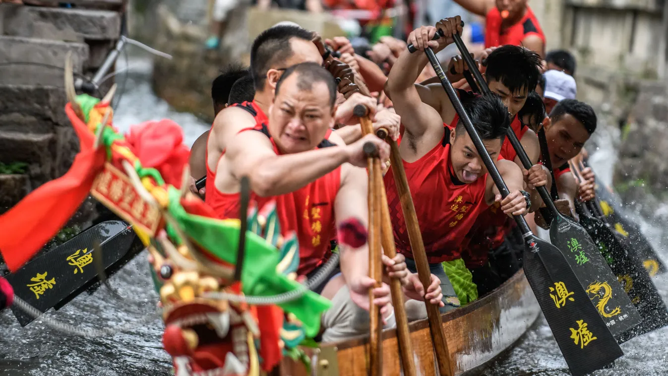 Sárkányhajó Kína Dragon boat drifting in Chinaâs Foshan festival 