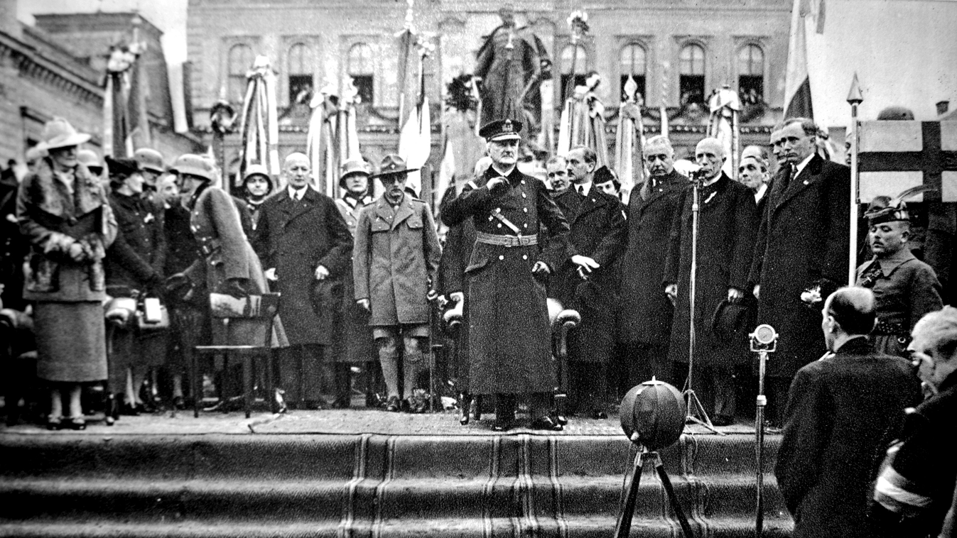 Imrédy Béla üdvözli Horthy Miklós kormányzót Komárno-ban 1938 2.világháború ww2 
