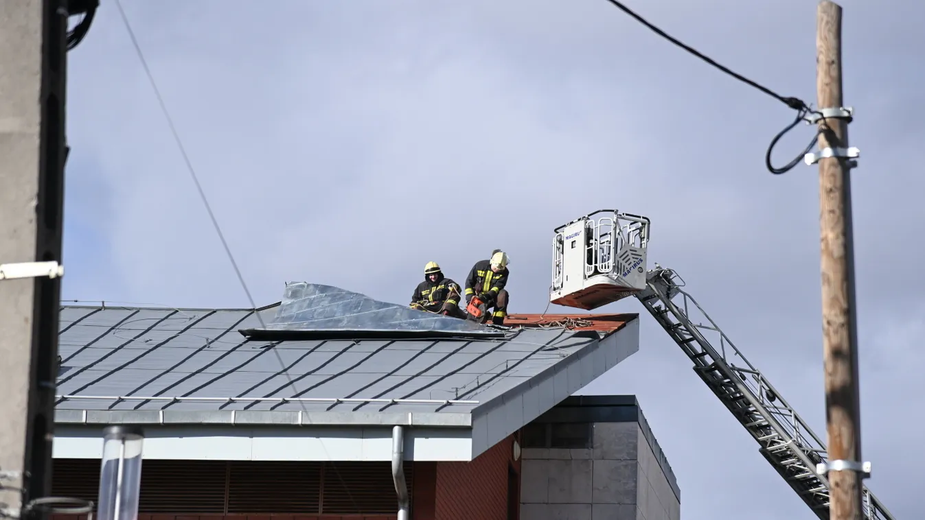 szél, erős szél, viharos, brutális szélvihar, másodfokú riasztást adott ki az erős szél miatt a meteorológiai szolgálat, narancs riasztás, időjárás, 2022.01.30. 