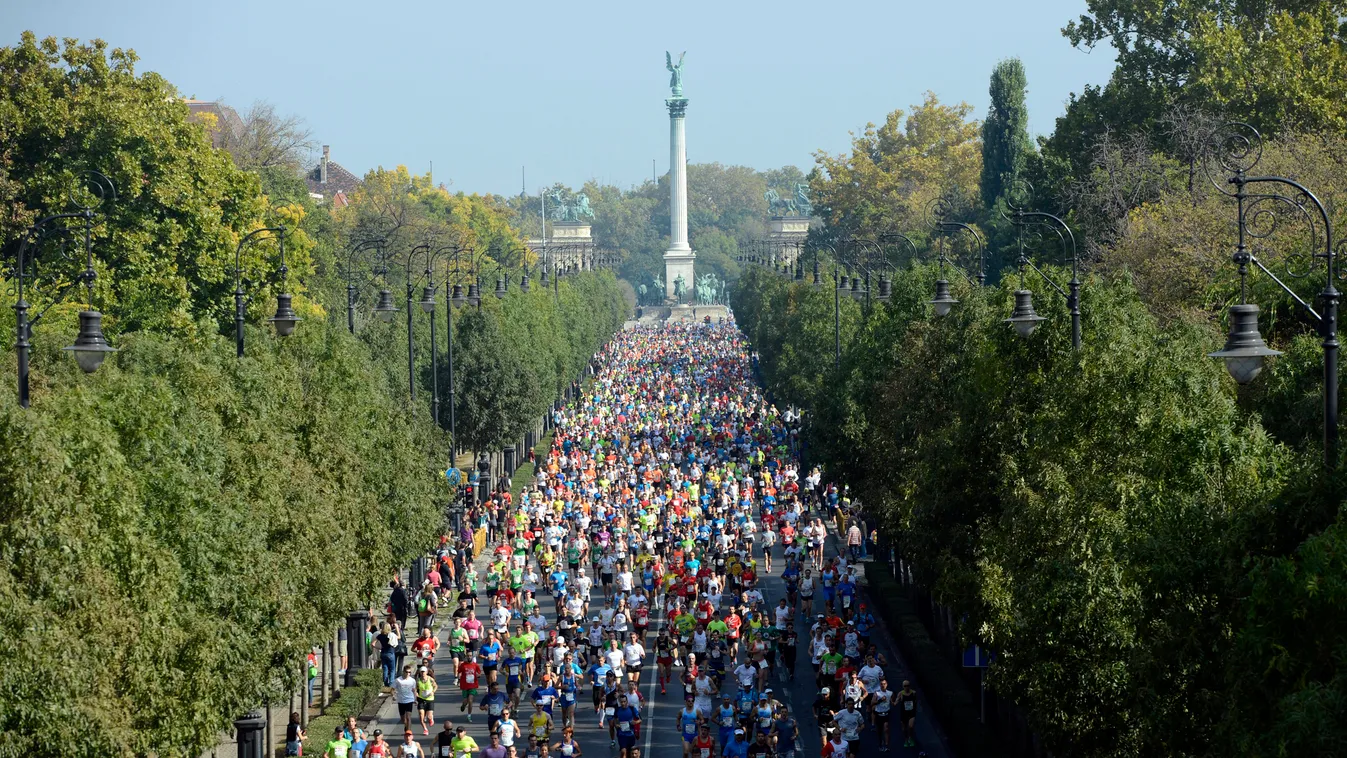 Budapest, 2014. október 11.
A 29. Budapest Maraton résztvevői futnak a budapesti Andrássy úton 2014. október 11-én, melyre 21 790-en adták le jelentkezésüket, ami mindössze 150-nel kevesebb a tavalyi, csúcsot jelentő végleges indulói létszámnál.
MTI Fotó: