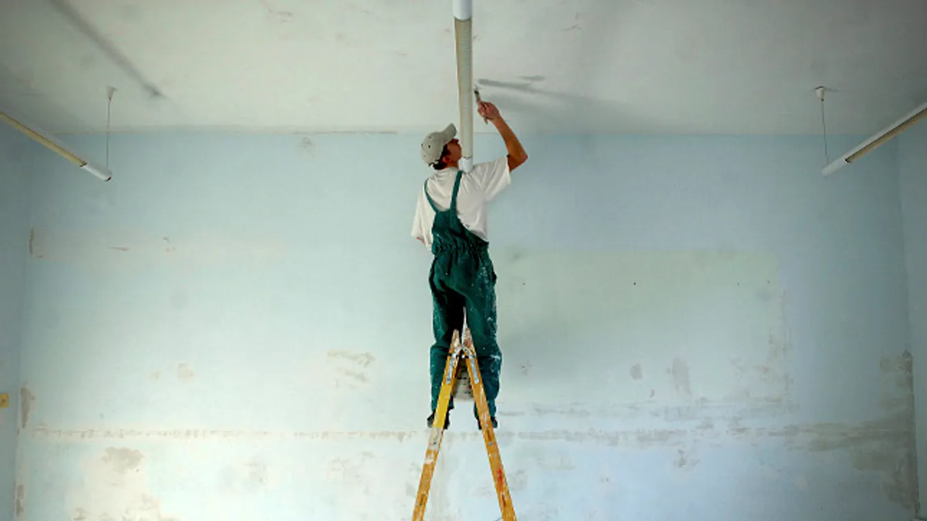 kiva, kisvállalati adó, Egy szobafestő-mázoló tanuló létrán állva festi a mennyezetet az Ybl Miklós Építőipari Szakképző Iskola tanműhelyében 