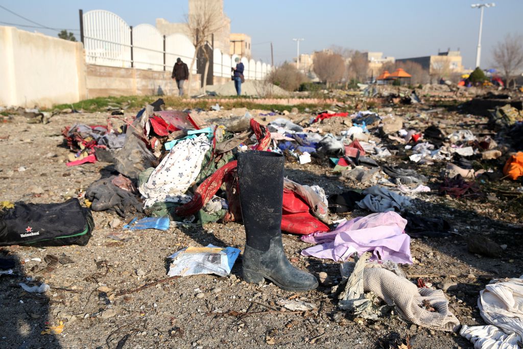 Sahriár, 2020. január 8.
Szétszóródott poggyász egy Boeing 737-es típusú ukrán utasszállító repülőgép roncsdarabjainál az iráni Sahriár város közelében 2020. január 8-án, miután a légi jármű hajnalban lezuhant 167 utassal és 9 fős személyzettel a fedélzetén, kevéssel a teheráni Khomeini Imám repülőtérről történt felszállás után. A szerencsétlenséget senki sem élte túl.
MTI/EPA/Abedin Taherkenareh 