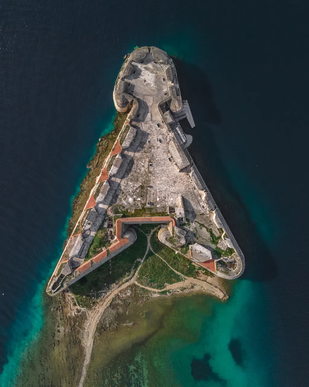 St. Nicholas Fortress, Horvátország, Szent Miklós erőd, Šibenik, Szent Ante-csatorna bejárata, velencei erődépítésű rena-iszánsz épület, világ építészeti örökség, Adria 