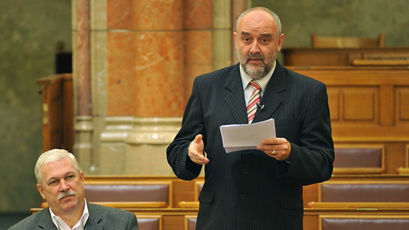 Tilki Attila, a Fidesz - Magyar Polgári Szövetség országgyűlési képviselője (j) felszólal az Országgyűlés plenáris ülésén