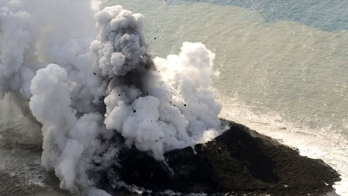 Füst gomolyog egy új szigetből, amely a lakatlan kis vulkáni sziget, Nisinosima (felül) partjai előtt 500 méterrel délkeletre emelkedett ki a tengerből