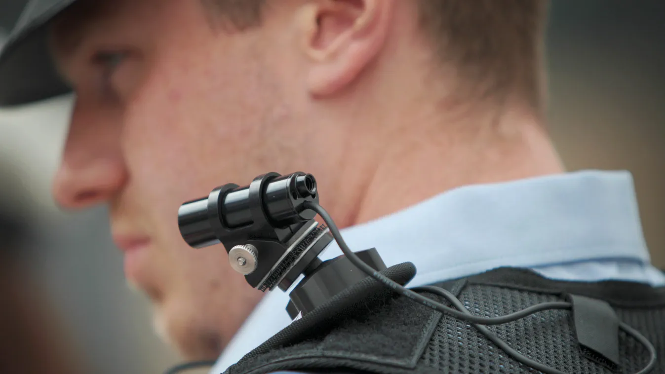 Mainz, 2015. június 9.
Kis videokamerát visel egyenruháján egy német rendőr egy mainzi sajtóbemutatón 2015. június 8-án. A rendőrök ellen elkövetett erőszakos cselekmények növekvő száma miatt Rajna-vidék-Pfalz tartomány kísérletképpen bevezeti a videokame