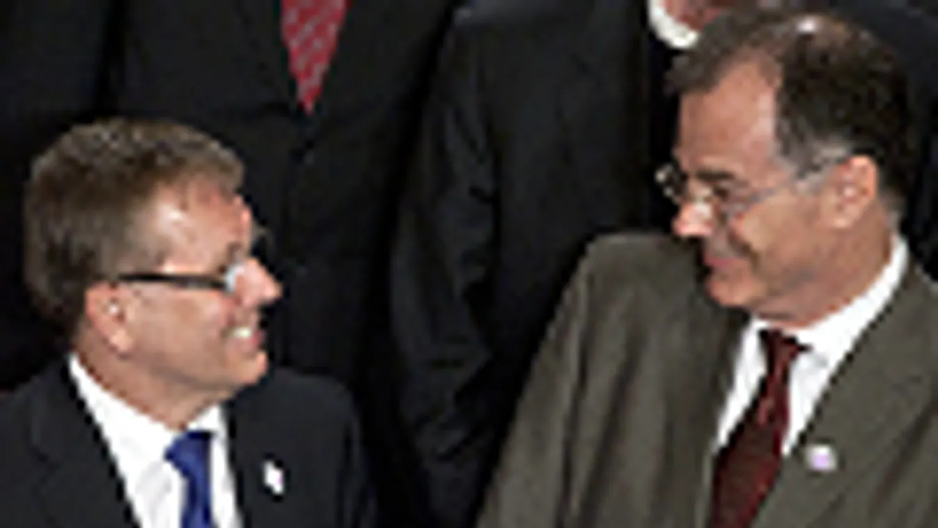 Matolcsy György nemzetgazdasági miniszter (b) és Simor András, a Magyar Nemzeti Bank (MNB) elnöke az ECOFIN konferenciáján Gödöllőn
