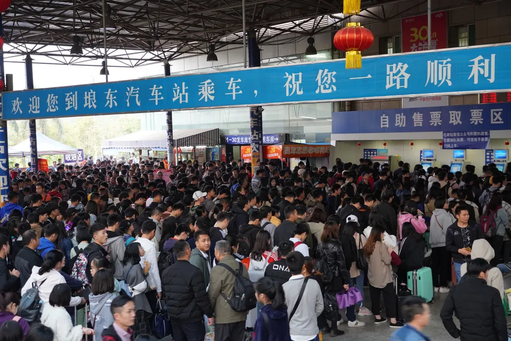 Csingming Qingming festival Nanning buszpályaudvar tömeg 