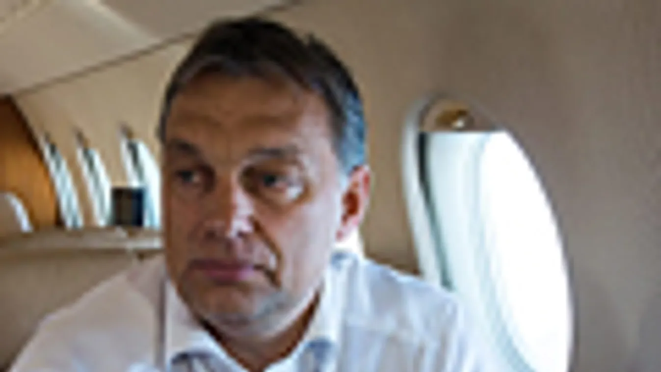 
Orbán Viktor miniszterelnök útban hazafelé a repülőgépen az Európai Unió brüsszeli csúcstalálkozójáról 2012. október 19-én