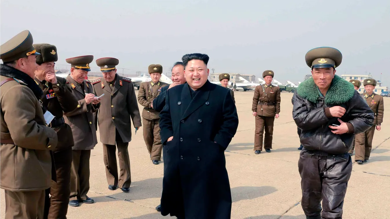 KIM Dzsong Un A KCNA észak-koreai hírügynökség által közreadott dátummegjelölés nélküli képen Kim Dzsong Un első számú észak-koreai vezető, a Koreai Munkapárt első titkára látogatást tesz egy légibázison egy meg nem nevezett helyszínen 