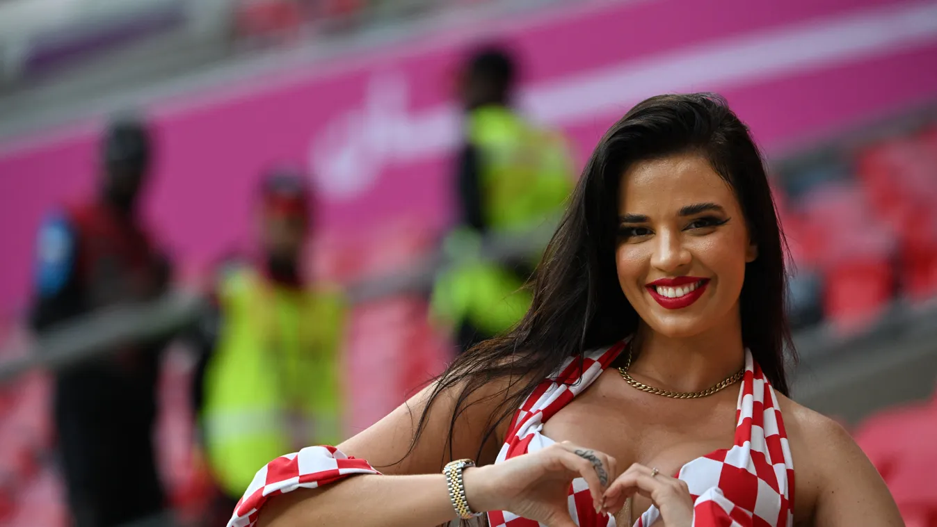 fbl TOPSHOTS Horizontal FOOTBALL SPORTS FAN WORLD CUP WOMAN HEART-SHAPED CELEBRITY, Ivana Knoll 