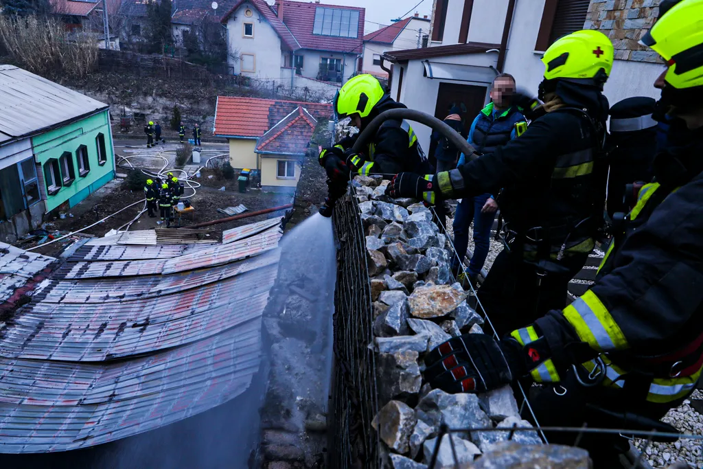 Tűz, kigyulladt egy óriási raktár a XXII. kerületben, Alsó Sas utca, 2021.02.19. 