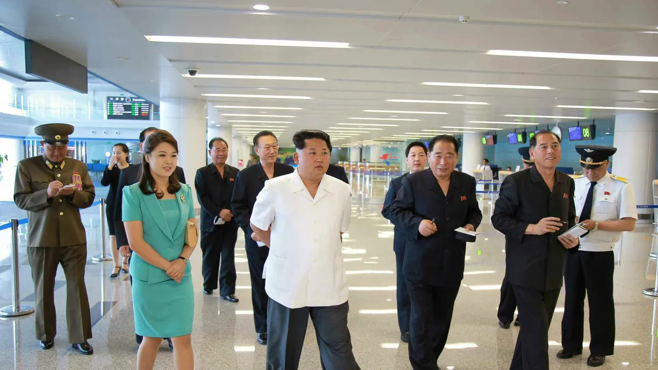 KIM Dzsong Un; Ri Szol Dzsu egész alakos fotó FOTÓ KÉPKIVÁGÁS Közéleti személyiség foglalkozása politikus politikus felesége SZEMÉLY Phenjan, 2015. június 25.
A Rodong Sinmun című észak-koreai pártlap által 2015. június 25-én közreadott dátummegjelölés né