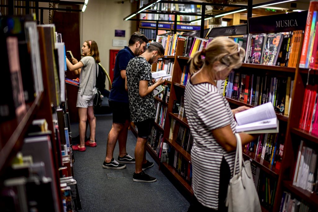 Horizontal BOOKSHOP People look at books in the "El Ateneo Grand Splendid" bookstore in Buenos Aires, Argentina, on January 9, 2019. - El Ateneo Grand Splendid is a bookshop in Buenos Aires that was named the "world's most beautiful bookstore" by National