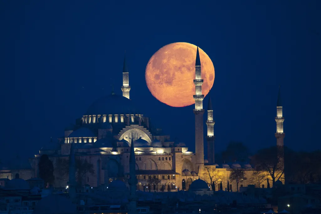 Full moon in Turkey's Istanbul​​​​​​​ astronomy,full moon,Istanbul,photography Horizontal szuperhold 