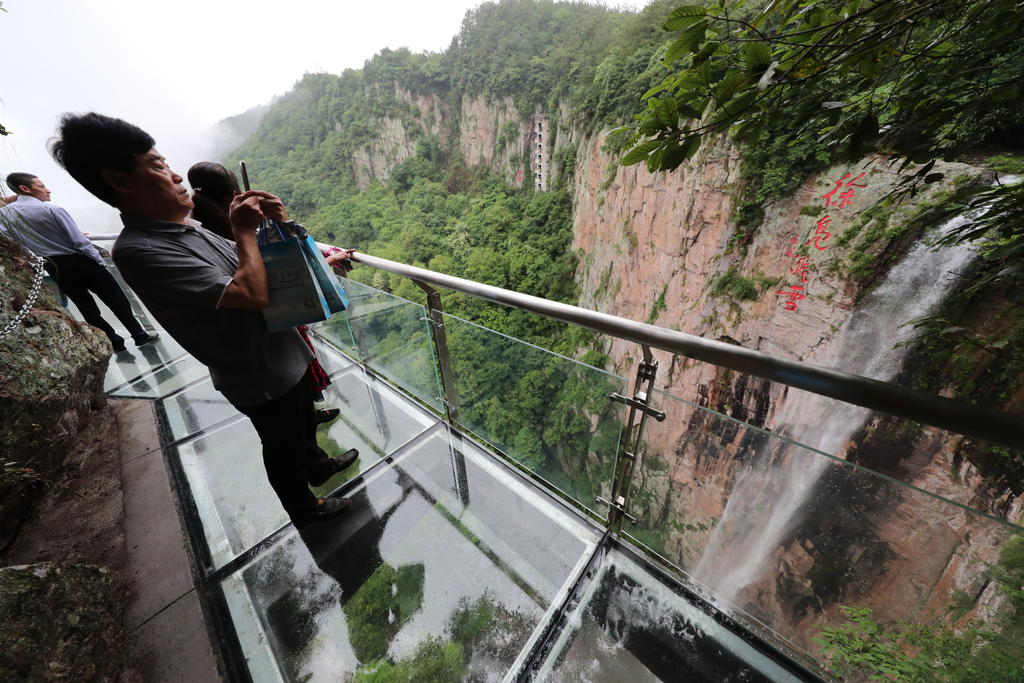 Lingyundu glass trestle opens to public in east China China Chinese Zhejiang Ningbo glass trestle glass trestle Lingyundu Xuedou Mountain Lingjüntu üvegpadlós sétautat 