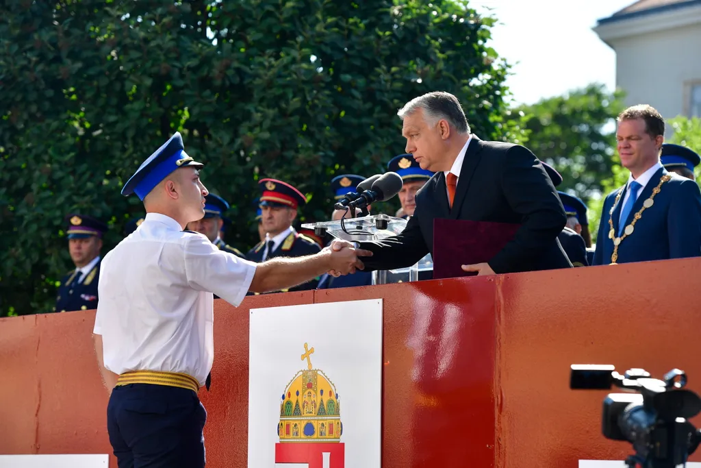 Tiszti esküt tettek a Nemzeti Közszolgálati Egyetem Rendészettudományi Kara és Katasztrófavédelmi Intézetének végzett hallgatói, Orbán Viktor 