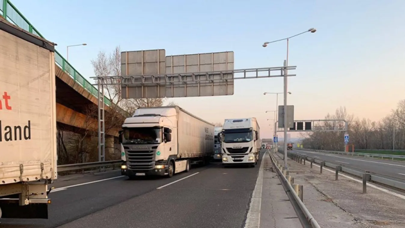 Kamionok blokkolják a forgalmat az autópályán Pozsonynál. 